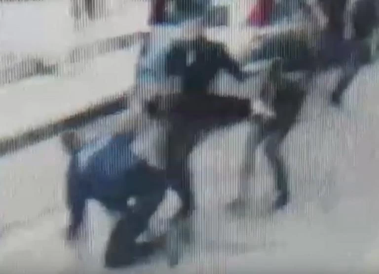 Θεσσαλονίκη: Η στιγμή που κυνηγούν και πλακώνουν στο ξύλο αστυνομικό – Το βίντεο ντοκουμέντο στα Λαδάδικα